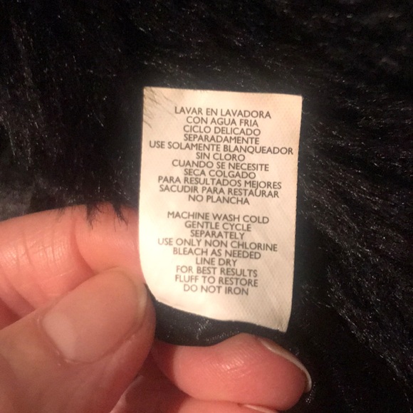 Daisy Fuentes Black Faux Fur Mini Vest - Picture 6 of 6